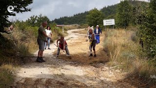 Старци от две смолянски села събират пари и сами си поправят пътя