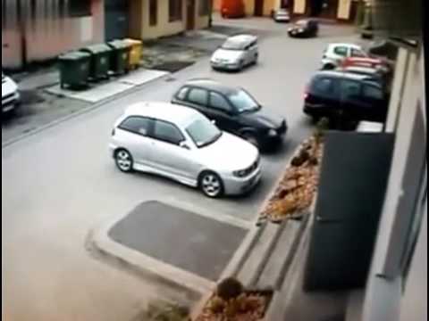 Prova a parcheggiare l'auto ma combina un vero disastro