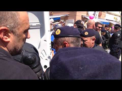 Privođenje aktivistica na "Hodu za život" u Rijeci /Snimio Damir Škomrlj