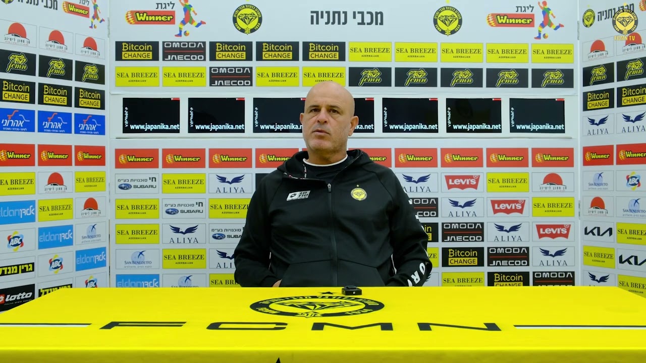 המאמן יוסי אבוקסיס לפני משחק הגביע מול  בני יפו אורתודוכסים