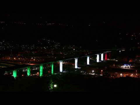 Genova, il nuovo ponte illuminato dal tricolore