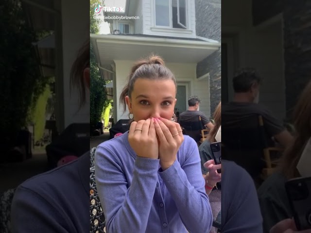 Vídeo relacionado con HWC Trading Millie Bobby Brown Stranger Things Eleven Los Regalos Imprimieron La Imagen Firmada Del Autógrafo Para Los Fans De La Demostración De Serie De Televisión - A4 Solo Impresión (ID-005213)