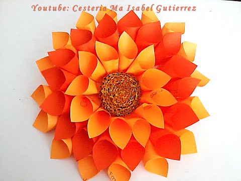 Flores hechas con cartulinas y hojas blancas recicladas