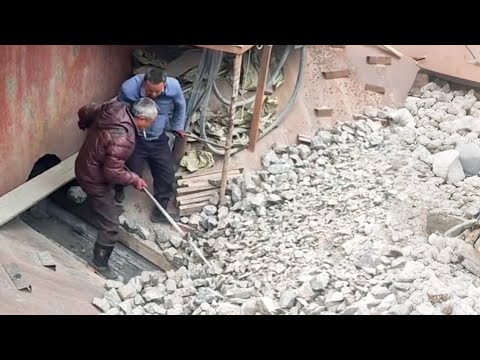 Barges unloading ore and pebbles - Video from the start - smooth flow