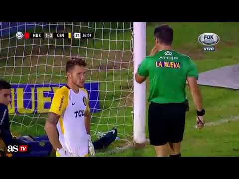 Mauricio Martínez se vistió de portero: paradón y expulsión