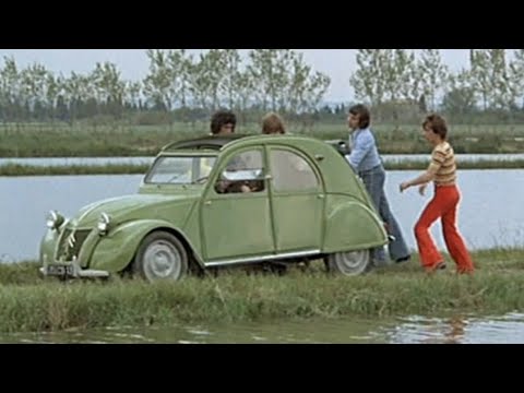Les fous du Stade- 4/5 - (Extrait du film de 1972). Les Charlots et la 2CV Citroën