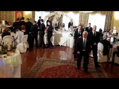 INGRESSO CAMERIERI CON OMAGGIO FLOREALE PER GLI SPOSI - LA MASSERIA - MUSICA BY FRANCESCO BARATTUCCI