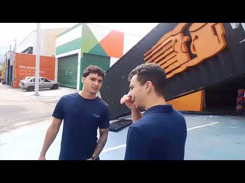 Motorista perdi o controle e entra com tudo dentro da loja veja