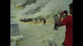 preview picture of video 'Ijen Crater Lake trekking'