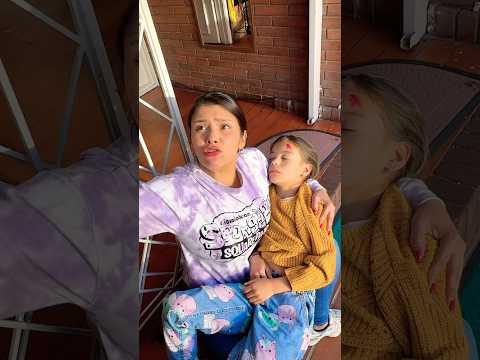 CURANDO A LA BEBÉ 💔😢cute 🍒🍏🍇#divertido #funny #familiaibañez #shorts #youtubeshorts