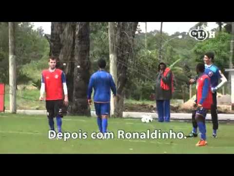 Renato imita choro de Negueba e Ronaldinho tira sarro