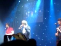 One Direction arrive on stage and sing 'Viva La ...