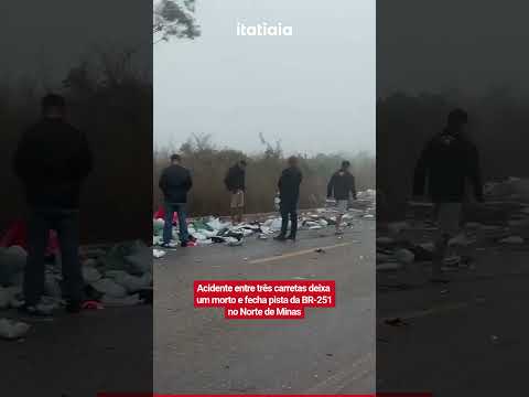 ACIDENTE ENTRE TRÊS CARRETAS DEIXA UM MORTO E FECHA PISTA DA BR-251 EM MG