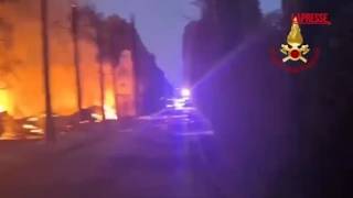 Verona, incendio in un campeggio a Peschiera del Garda: la lotta dei vigili del fuoco contro le f...
