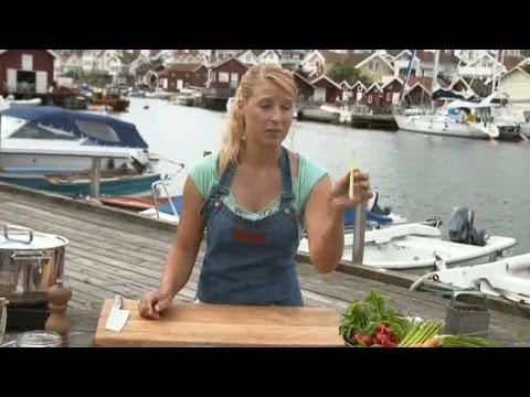 Mitt kök bjuder på varmrökt lax med enkelt ångkokta grönsaker - TV4