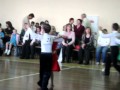 Дети танцуют медленный вальс 