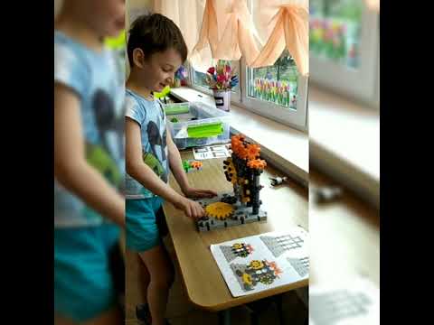 Воспитанники старшей группы √4 осваивают новинку 'Пластиковый конструктор Korbo'.