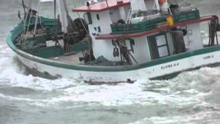 preview picture of video 'Traineiras saindo para o mar, Laguna - SC  (fishing boats in Laguna-SC, Brazil)'