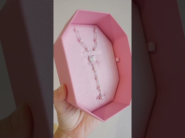 Vídeo relacionado con Swarovski x Ariana Grande Collar Tennis, Tallas Mixtas, Círculo de cristales en Forma de Corazón, Cada Uno Rodeado por un Halo Resplandeciente de Pavé Transparente, Baño de Rodio, Blanco