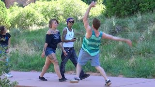 farse farsa cade pe strada