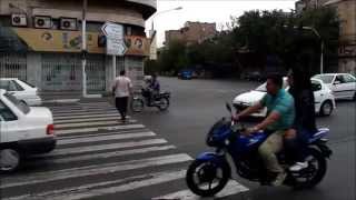 Tráfico de locos en las calles de Teherán. Iran