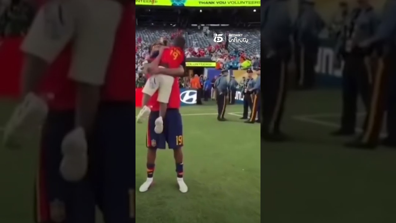 Keyne, hermano de Lamine Yamal, baja al terreno de juego para celebrar la victoria de la Roja