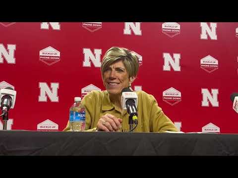 Hören Sie, was Jan Jensen, Trainerin der Iowa-Damenbasketballmannschaft, nach dem Sieg der Hawkey...