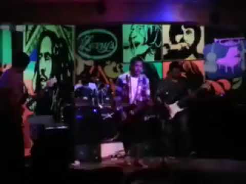 Dot - Famous & Unknown [live]