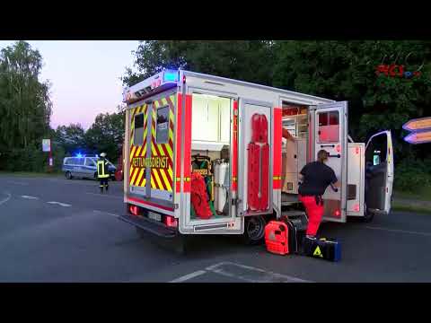 Bus kollidiert mit Pkw