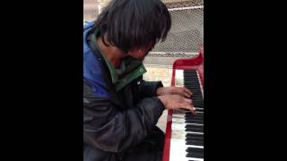 Смотреть онлайн Бездомный человек шикарно играет на пианино