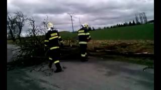 preview picture of video 'Odstranění nebezpečných stavů - spadlý strom Dobronín–Ždírec - 31.3.2015'