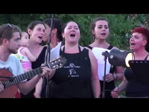 Mara Redeghieri e il coro di XM24