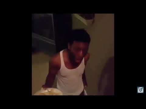 I’m gonna drop my croissant 🥐 (via Vine)