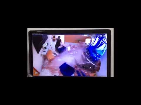 Após carro ficar sem freio, motorista de 81 anos perde o controle da direção atinge escritório