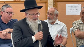 ניחום אבלים אצל הקדוש צור אברהם הי"ד (הרב שמואל אליהו) - התמונה מוצגת ישירות מתוך אתר האינטרנט יוטיוב. זכויות היוצרים בתמונה שייכות ליוצרה. קישור קרדיט למקור התוכן נמצא בתוך דף הסרטון