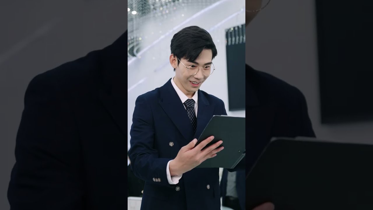 美女總裁相親坐錯桌子，竟一眼愛上窮保安非他不嫁，殊不知他是無敵戰神，下一秒直接拿出千億嫁妝去領證，助他逆襲首富！#短劇#窮小子逆襲#爽文#心野短劇No1Drama