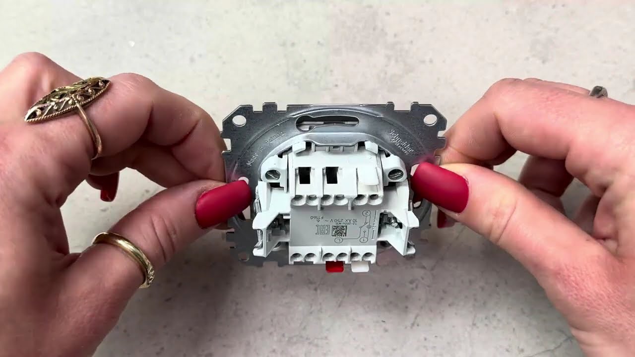 Одноклавишный проходной выключатель SCHNEIDER Sedna Design черный SDD114106