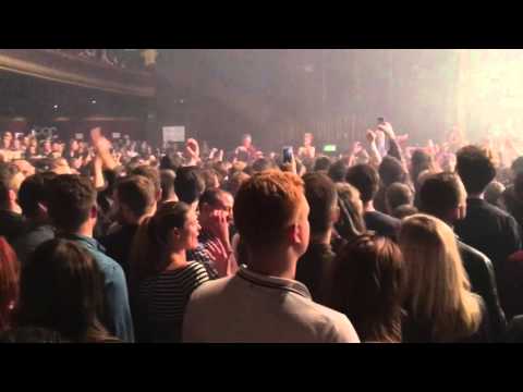 COURTEENERS - Liam Fray smoke bomb rant + Start of Not Nineteen Forever (LONDON 2015)