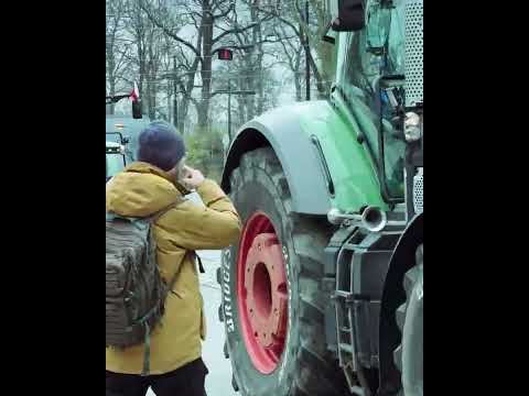 , title : 'Pokus o rozhovor s traktoristou v Praze'