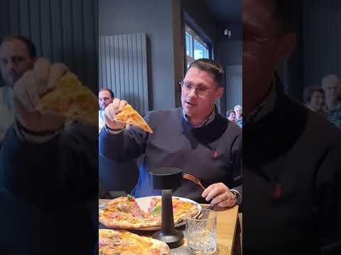 Ricardo Marinello zpívá operní árii v pizzerii