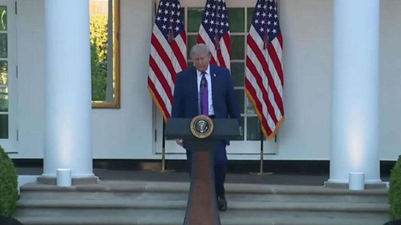 Trump in allerta per un rumore durante il suo discorso alla Casa Bianca: Pensavo fosse un drone