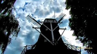 preview picture of video 'Hinte Aurich Ostfriesland Impressionen Windmühle East Frisian village with ancient windmill Germany'