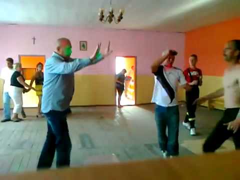 Ździchu uderza prawym sierpowym. Impreza w wiejskiej remizie.