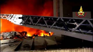 incendio-in-un-azienda-di-logistica-danni-ingenti-e-colonna-di-fumo-nero