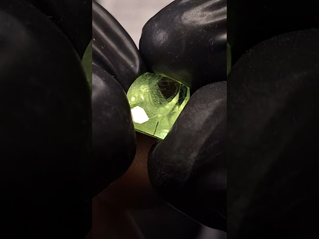 حجر زبرجد طبيعي مفحوص و موثق بشهادة مختبر