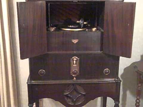 RUSSO FIORITO ORIOLE ORCHESTRA - A SMILE WILL GO A LONG LONG WAY - ROARING 20'S VICTROLA RADIOLA.MP4