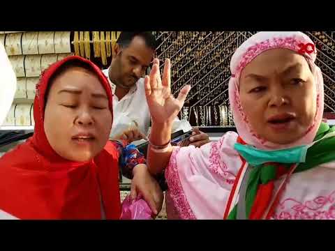 Gaya Unik Jemaah Emak-emak Tawar Harga Suvenir di Madinah