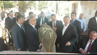 BAŞKAN SELÇUK, BAKAN TOPÇU'YA DEMİRCİ HALISI HEDİYE ETTİ.