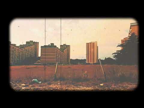 Disagio Urbano cavalcando una vecchia Mercedes.