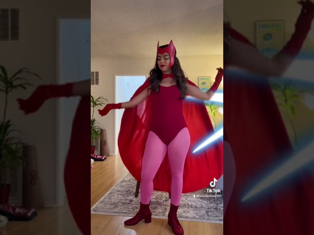Vídeo relacionado con YANYUESHOP Mujeres Wanda Maximoff Chaqueta con Capucha Scarlet Witch Cloak Cosplay Disfraz Wanda Embarazo Pijamas Ropa de Dormir Ropa